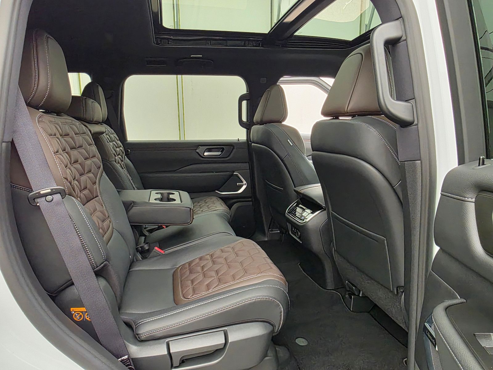 Fahrzeugabbildung Nissan Armada PLATINUM RESERVE Export Price Out of EU!