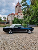 Ford Mustang Cabrio schwarz - Ford Mustang aus 1967 mit Benzin-Antrieb: Cabrio
