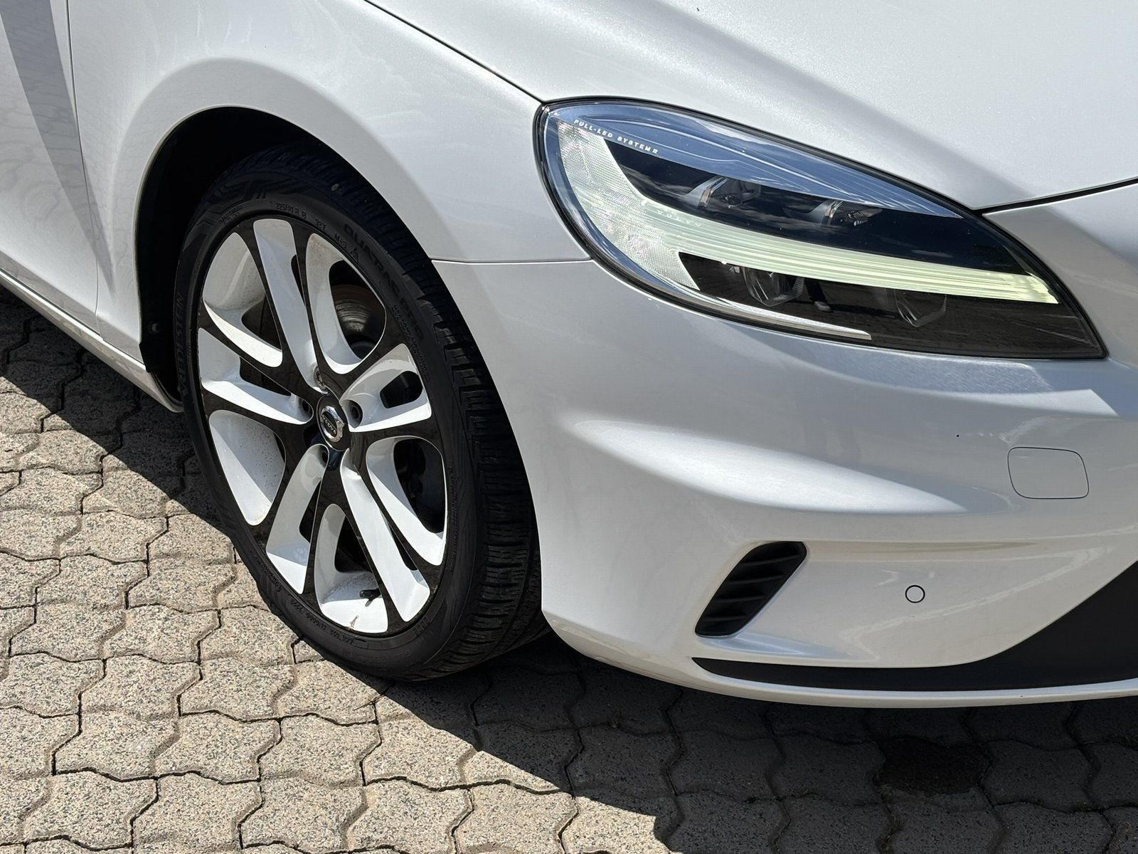 Fahrzeugabbildung Volvo V 40 T2 2.0 R-DESIGN*SHZ VORN/HINTEN*LED*BLUETOO