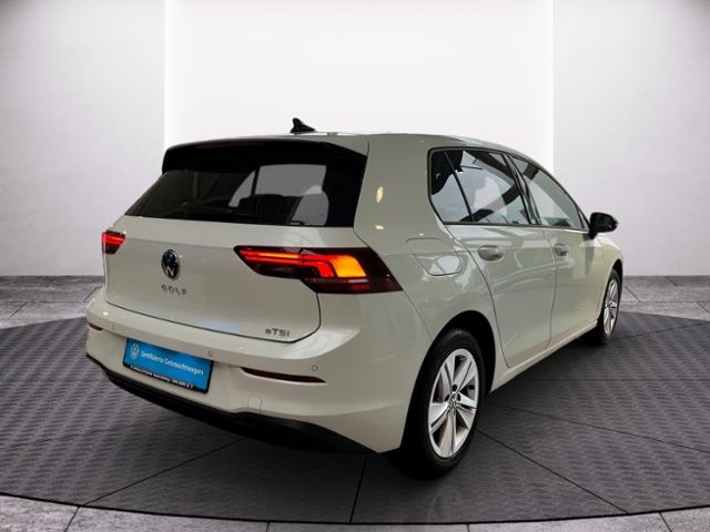 Fahrzeugabbildung Volkswagen Golf 1.5 eTSI DSG LIFE PANORAMA NAVI GJR HUD
