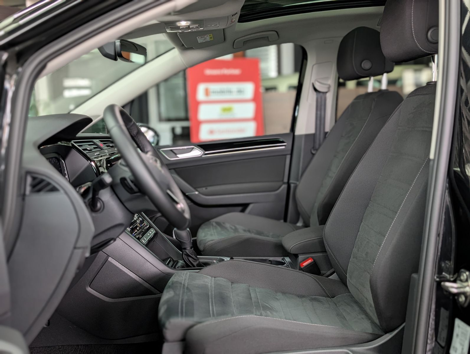 Fahrzeugabbildung Volkswagen Touran R-LINE HIGHLINE BLACK PANO AHK 7S KINDERS