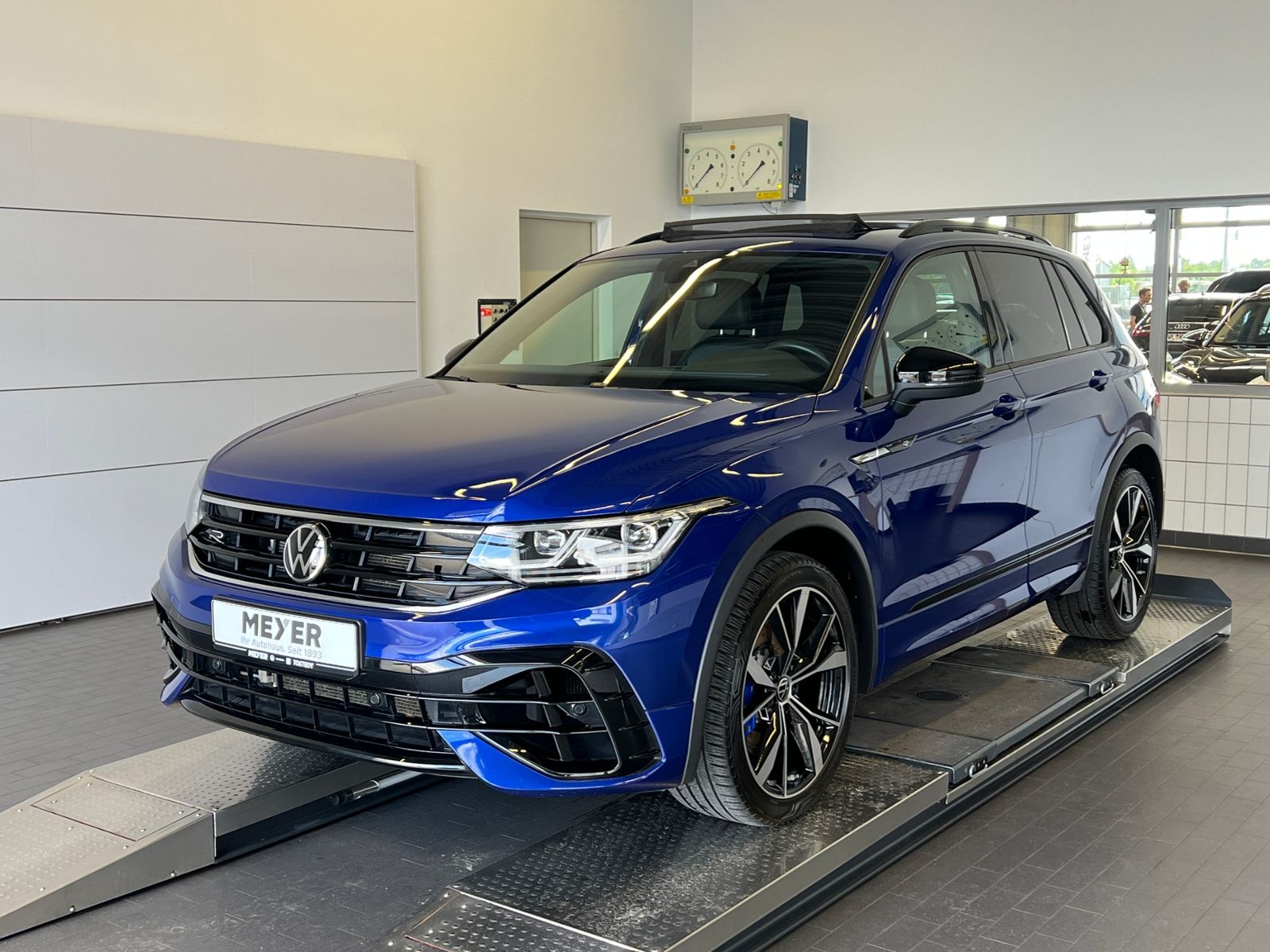 Fahrzeugabbildung Volkswagen Tiguan R 2.0 TSI DSG 4MOTION *Akrapovic,Leder,Pa