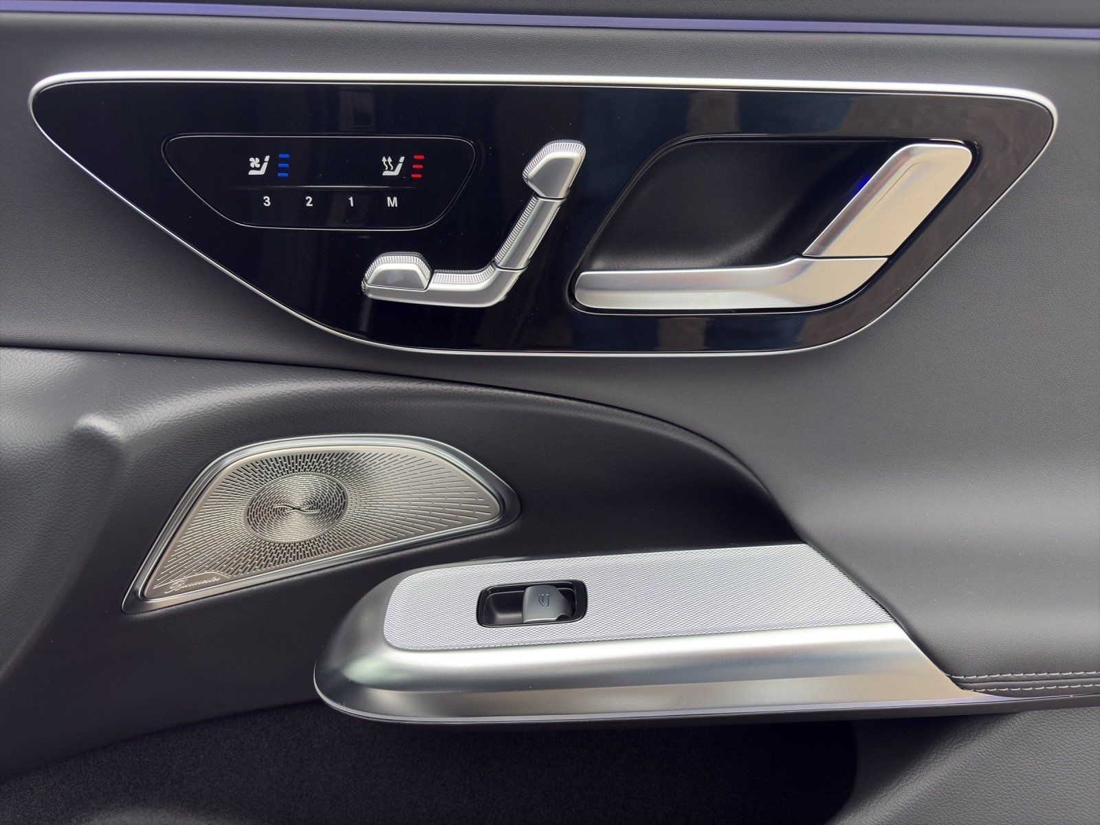 Fahrzeugabbildung Mercedes-Benz E 220 d  AMG+ 360° DIGITAL Distro Burme4D SitzKl