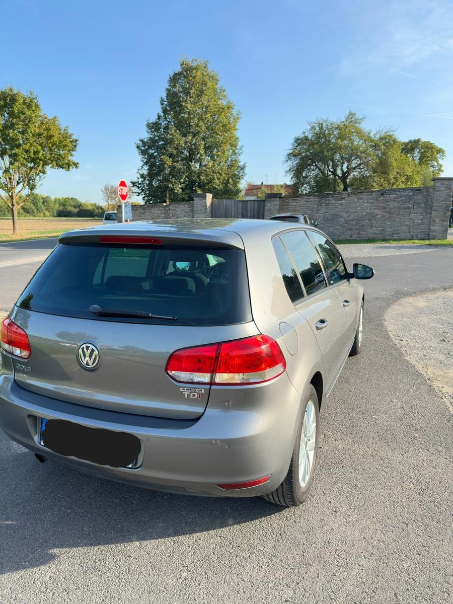 Volkswagen Golf 2011 — rear view
