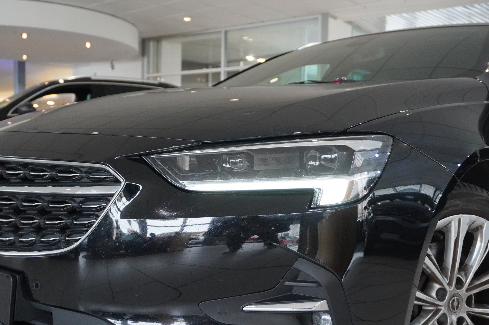 Fahrzeugabbildung Opel Insignia B ST 2.0D BUSI. 4X4 NAVI/LED/KAMERA/DAB