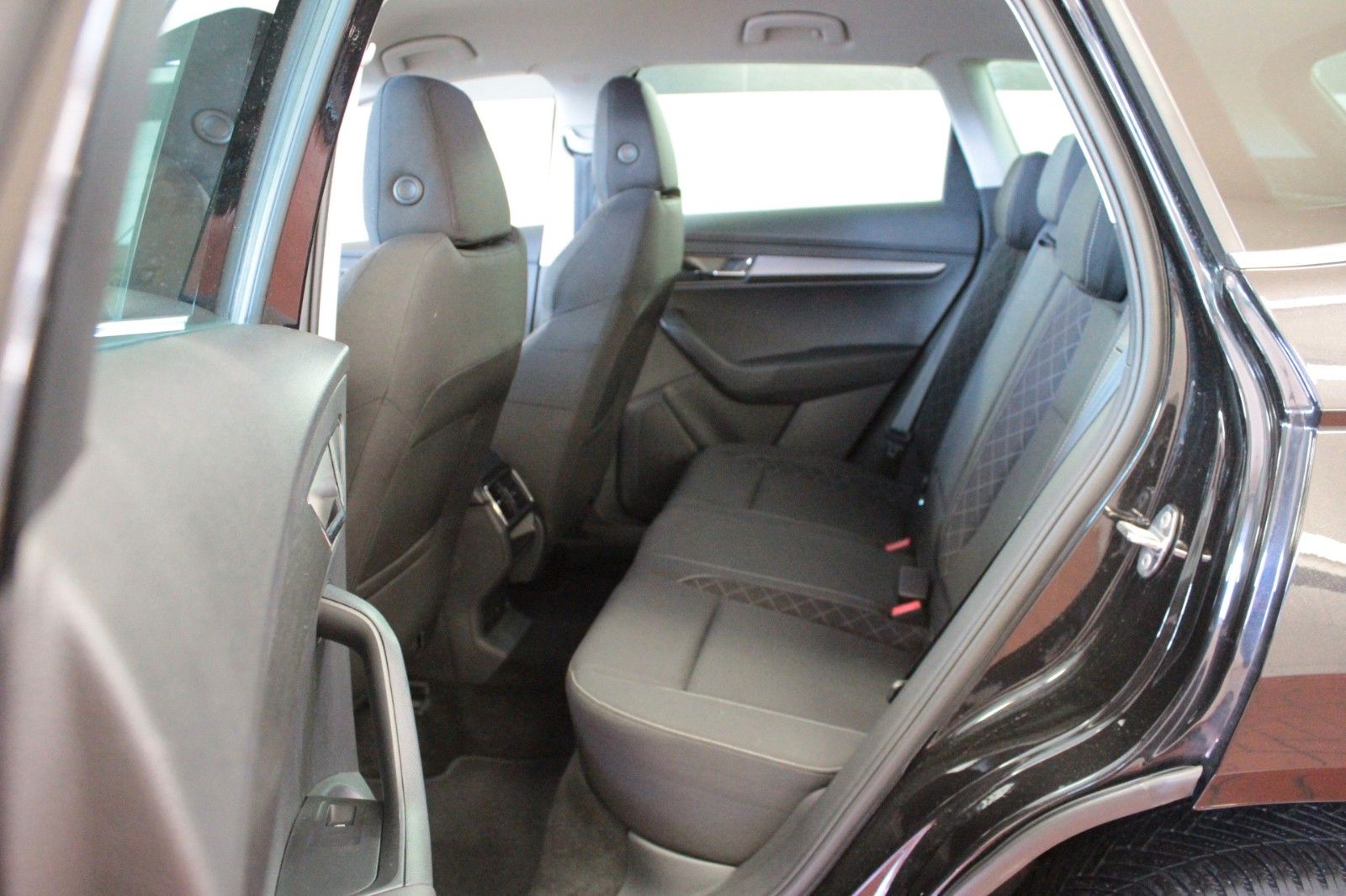 Fahrzeugabbildung SKODA Karoq 1.0 TSI AMBITION  AHK *Allwetter*