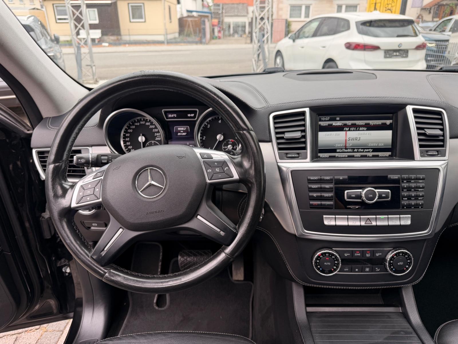 Mercedes-Benz ML 350 ML BlueTec 4Matic AMG*Pano.*AHK*