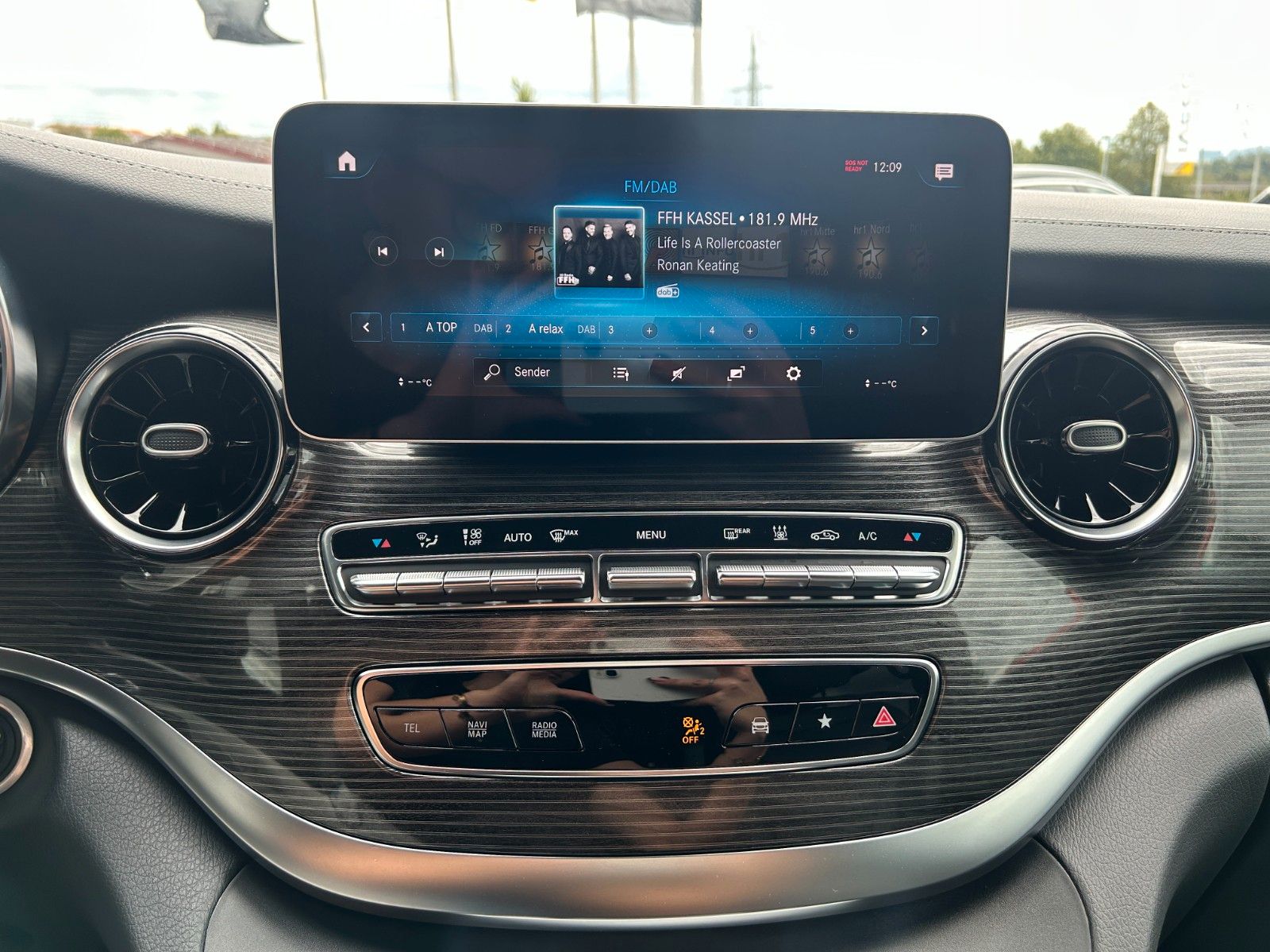 Fahrzeugabbildung Mercedes-Benz EQV 300 AVA PANORAMA LIege-Paket DISTRONIC