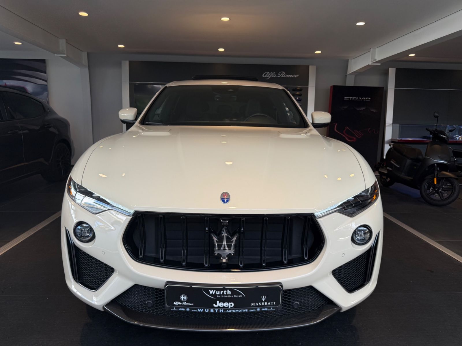 Maserati Levante V8 Trofeo Carbon Panorama foto 2