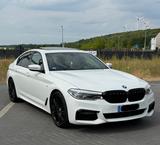 BMW M Sport scheckheftgepflegt Voll.Service NEU Pano - BMW 540 in Duisburg