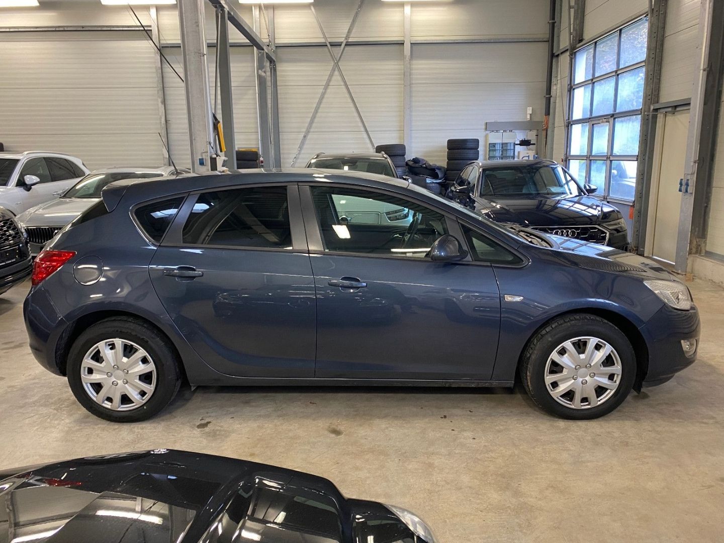 Fahrzeugabbildung Opel Astra J Lim. 5-trg. Edition AHK Klima