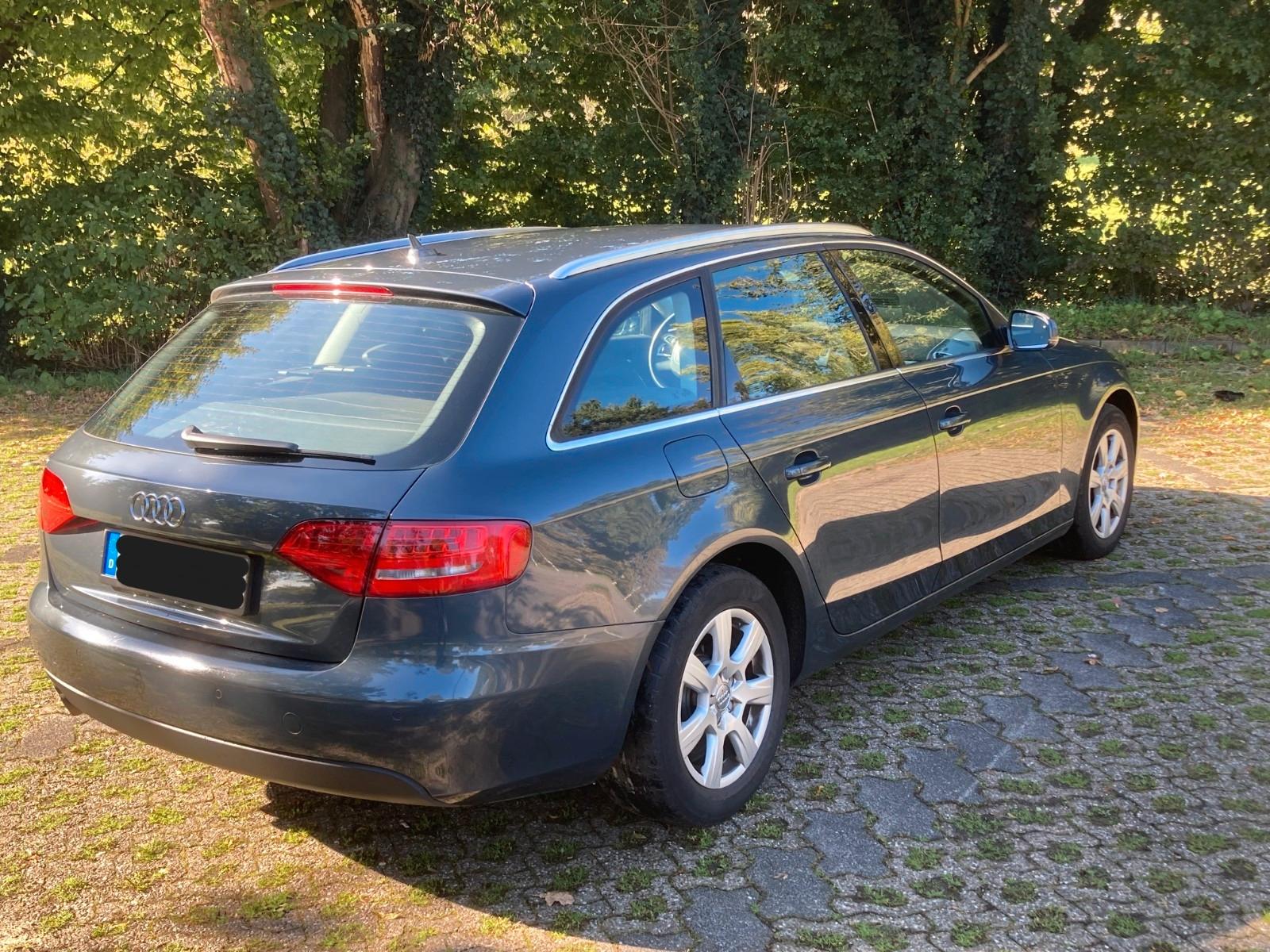 Audi A4 2011 — вигляд ззаду