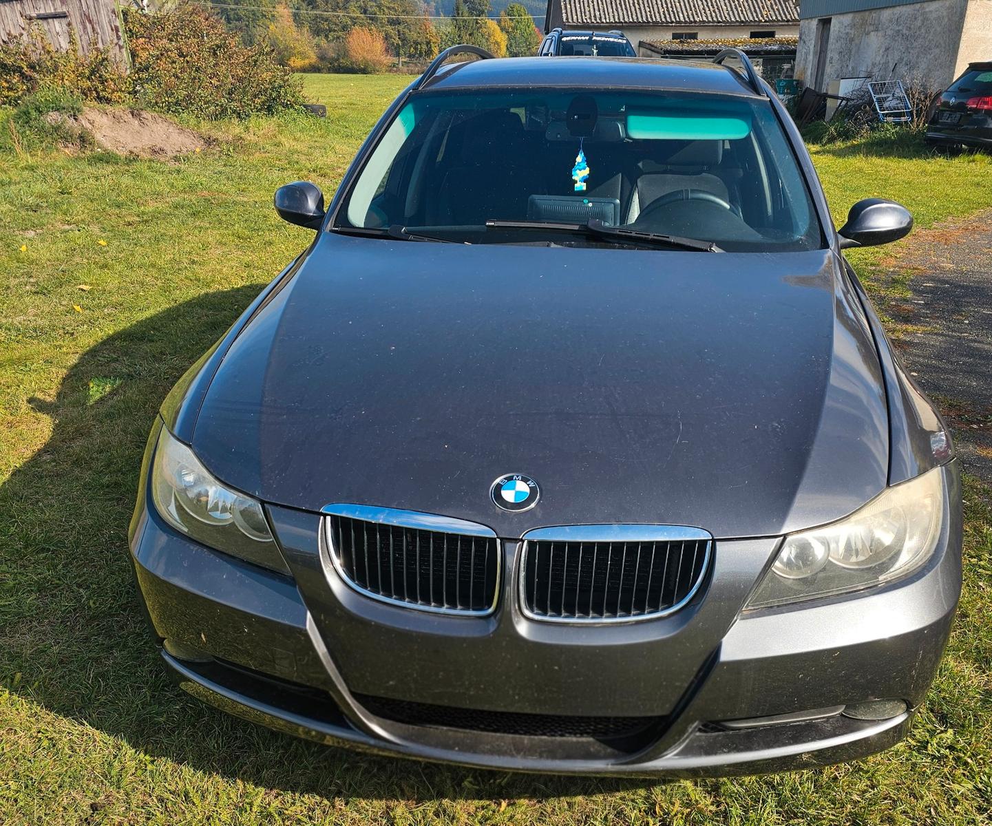 BMW 320 2006 — rear view