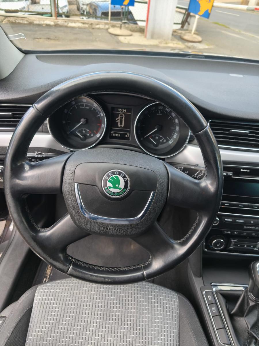 Skoda Superb 2011 — photo 8