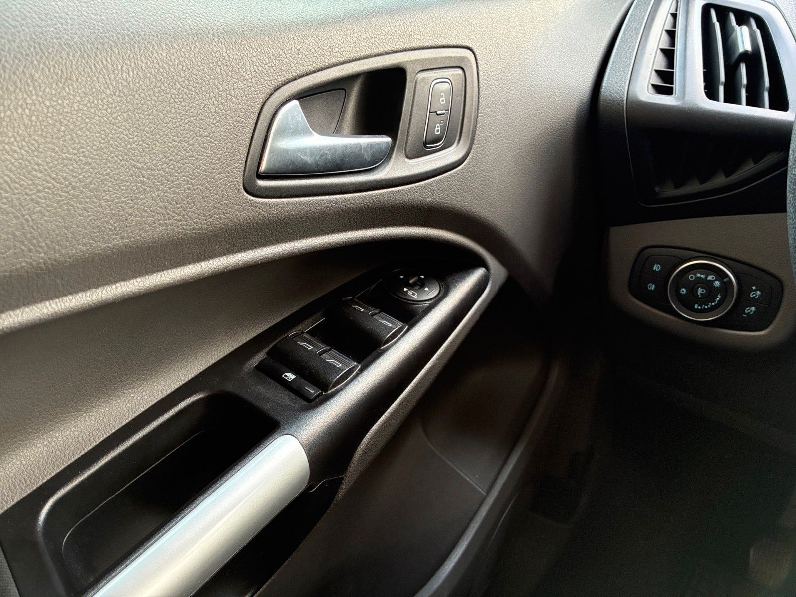 Fahrzeugabbildung Ford Grand Tourneo Connect Titanium 120PS AHK/7Sitze!