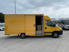 Iveco Großraumkasten mit vielen Teilen