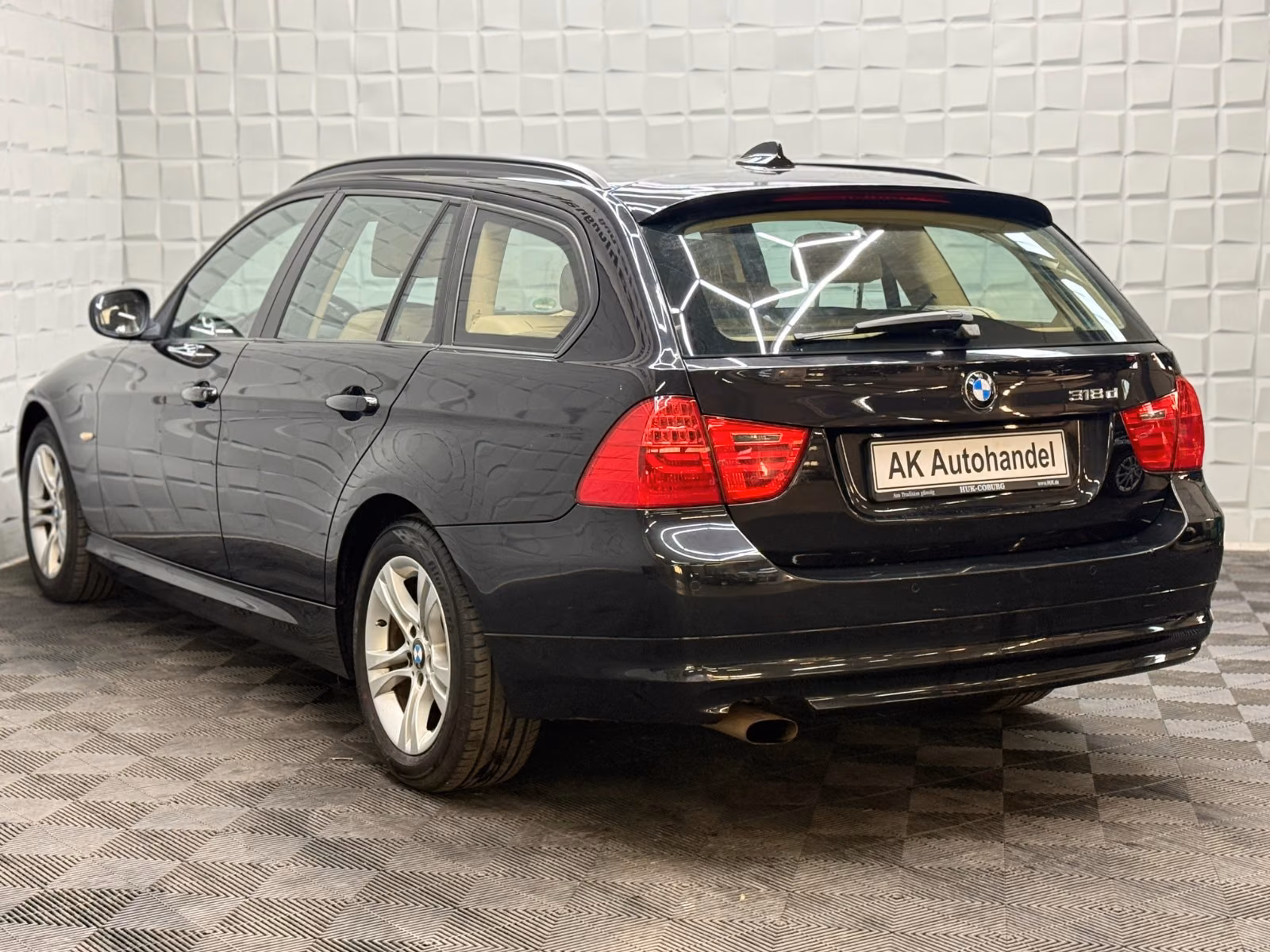 BMW 318 2011 — photo 6