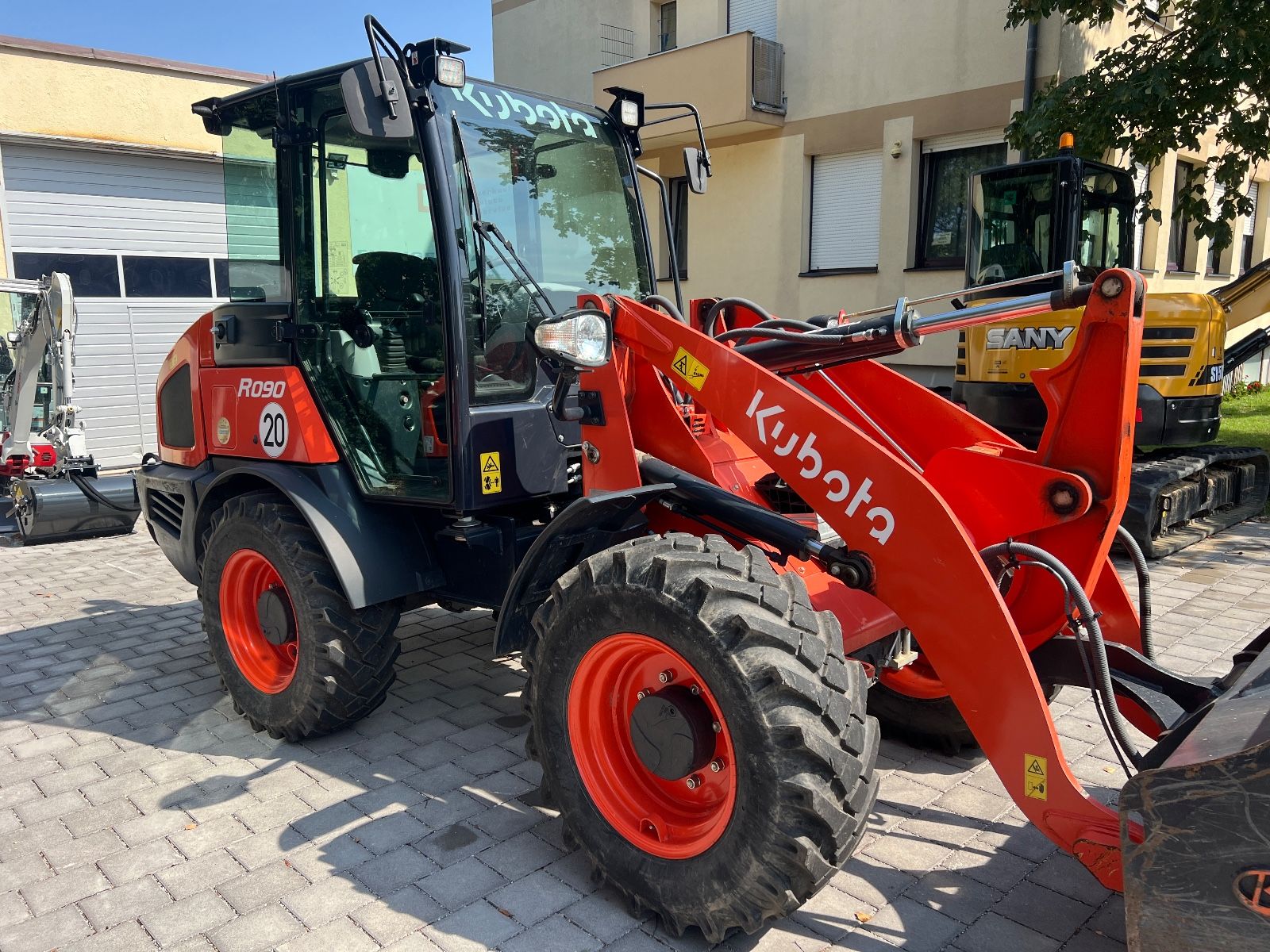 Fahrzeugabbildung Kubota R 090