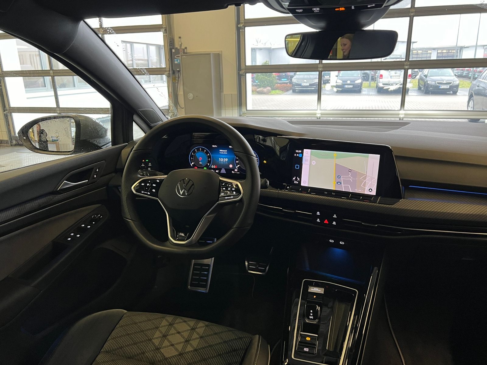Fahrzeugabbildung Volkswagen Golf VIII Variant R-Line 1.5 eTSI DSG *AHK, LED,