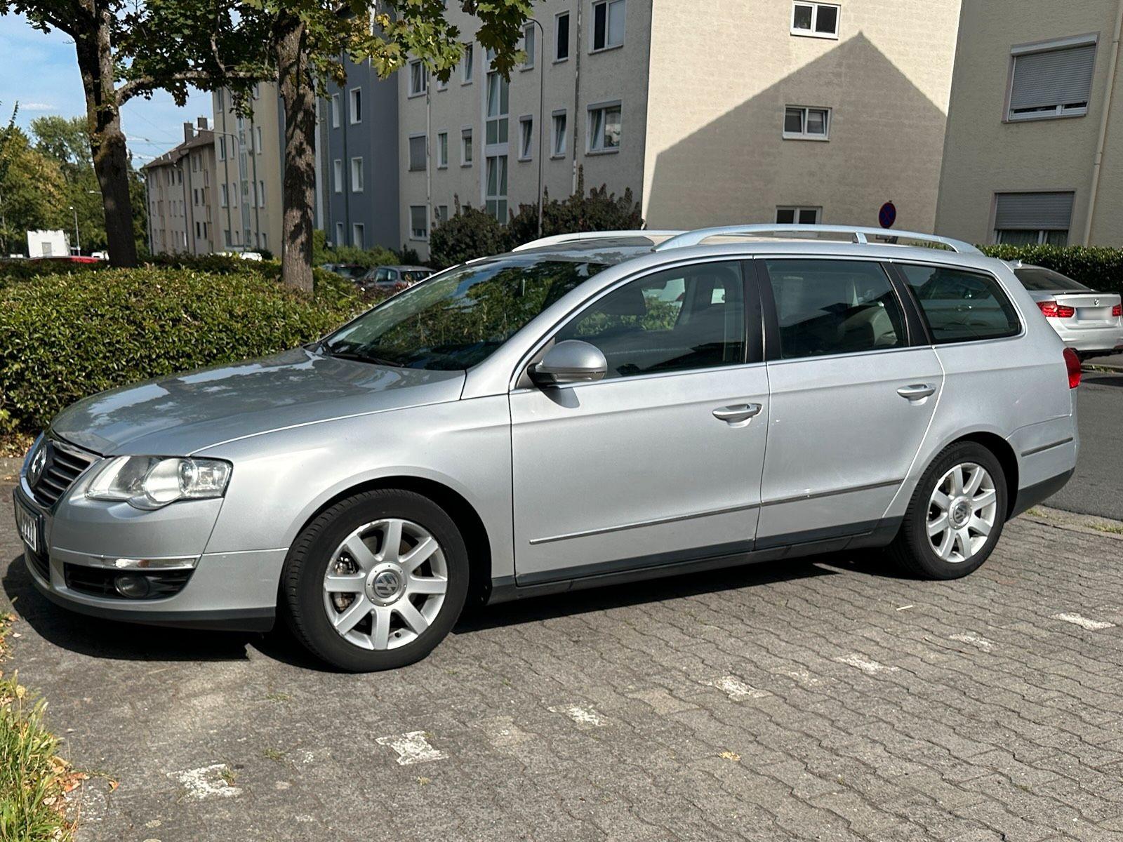 Volkswagen Passat 2010 — rear view
