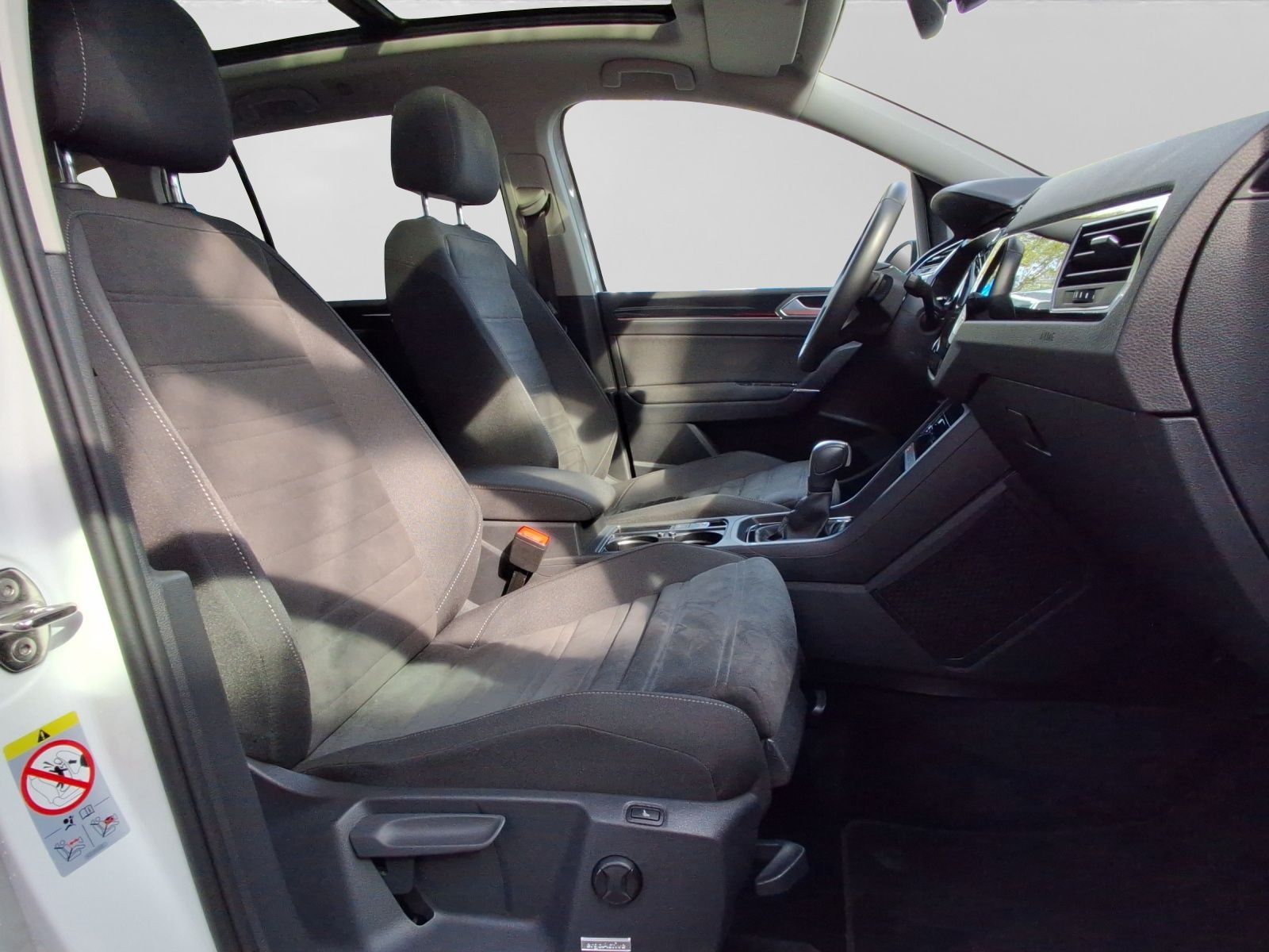 Volkswagen Touran 1.5 TSI DSG R-LINE PANO DYNAUDIO ASSIST D foto 4