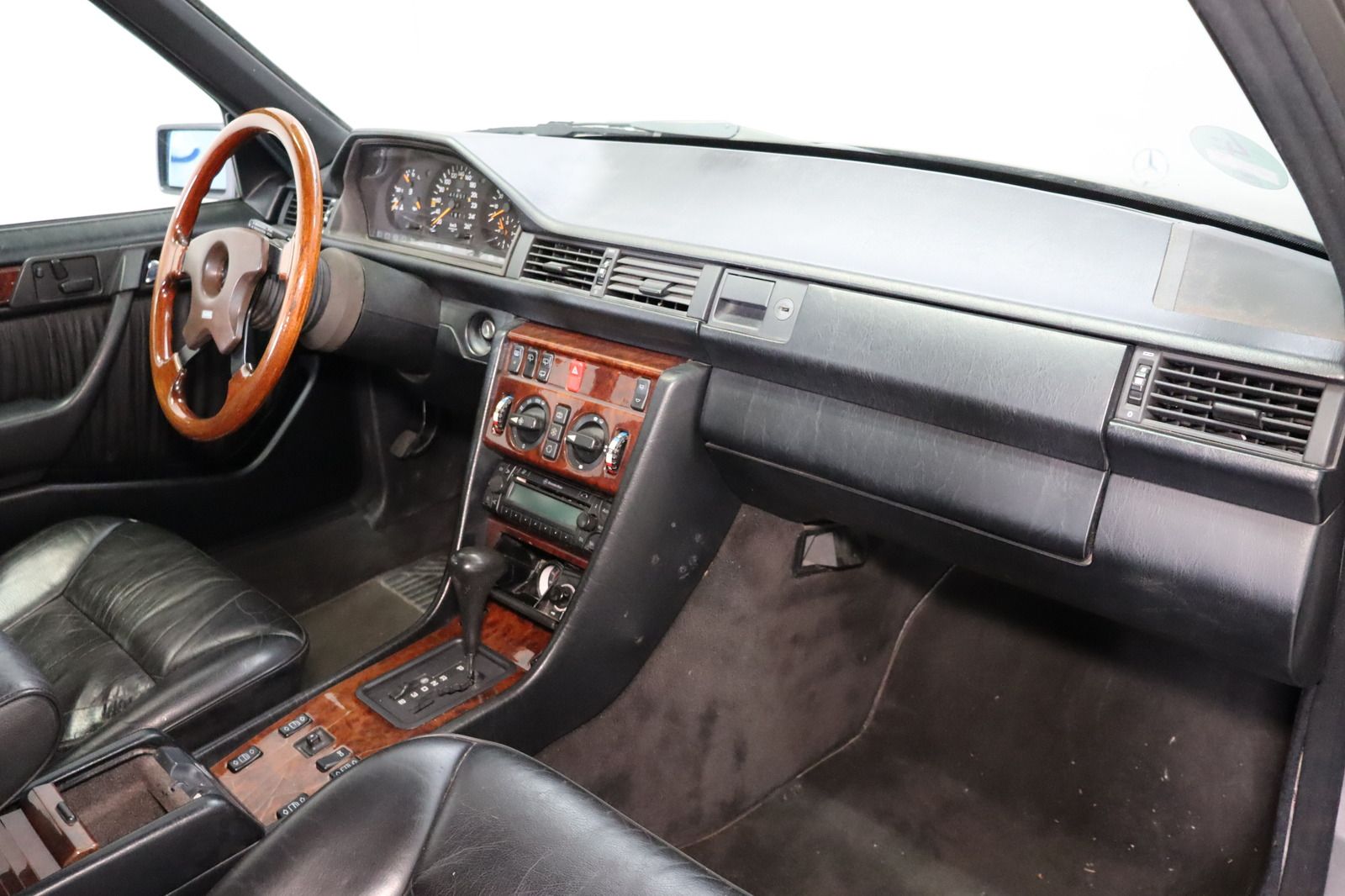 Fahrzeugabbildung Mercedes-Benz E 300 W124 Restauriert Leder * Sitzhzg.* Klima