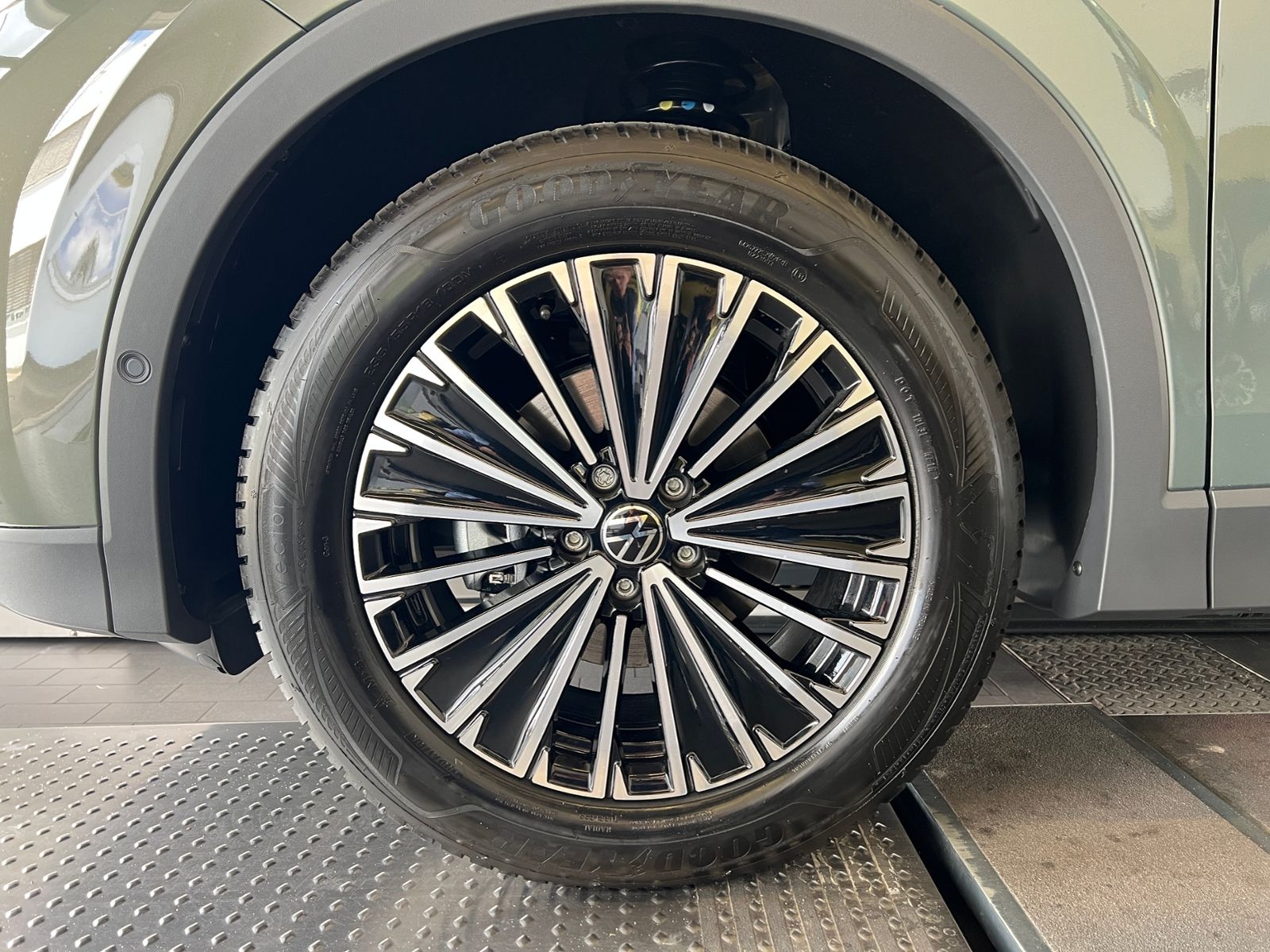 Fahrzeugabbildung Volkswagen Tiguan  Energy 1.5 eTSI DSG *AHK,AreaView,Navi,E