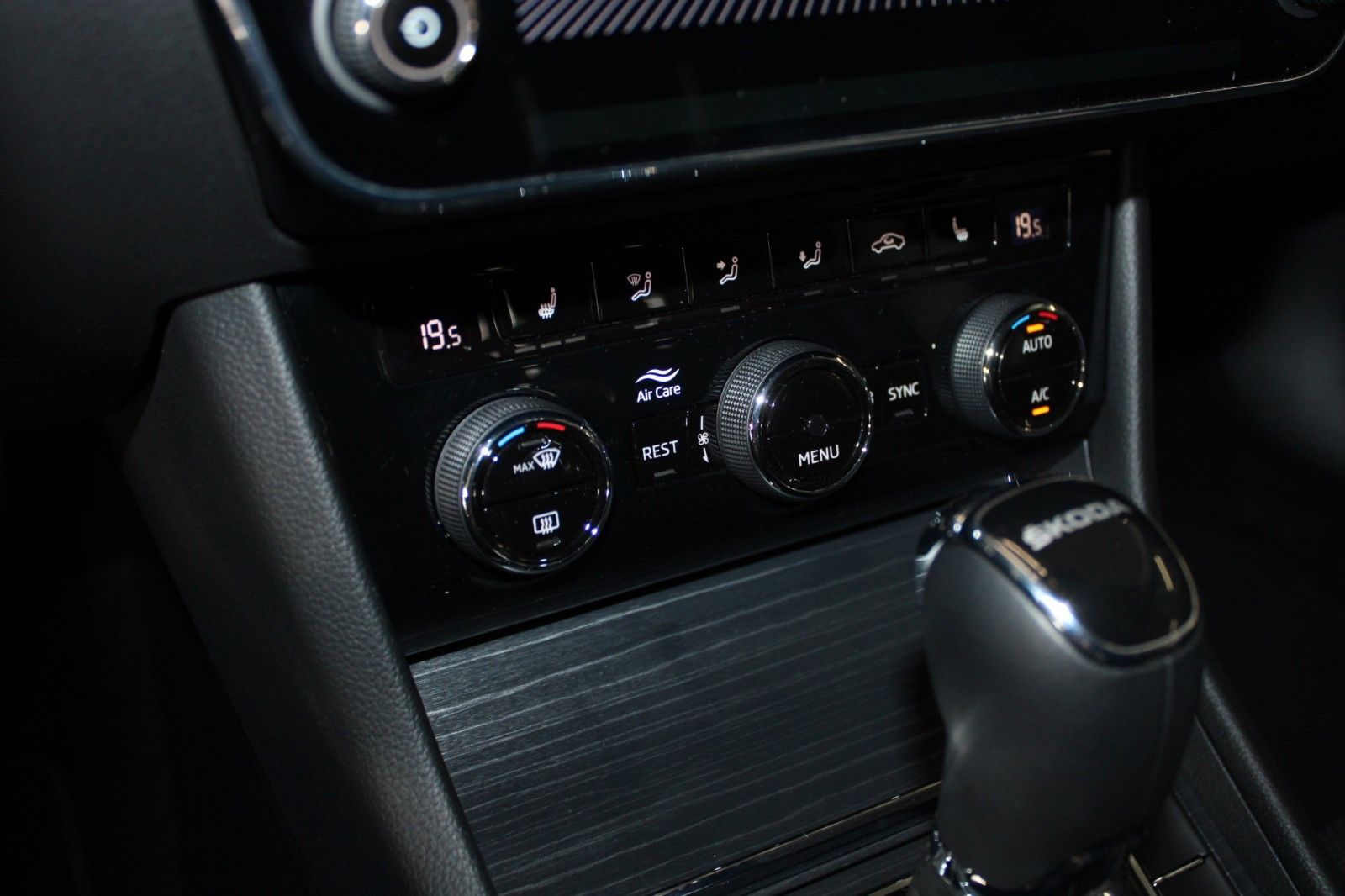Fahrzeugabbildung SKODA Superb 2.0 TDI DSG STYLE COMBI LED AHK ACC uvm.