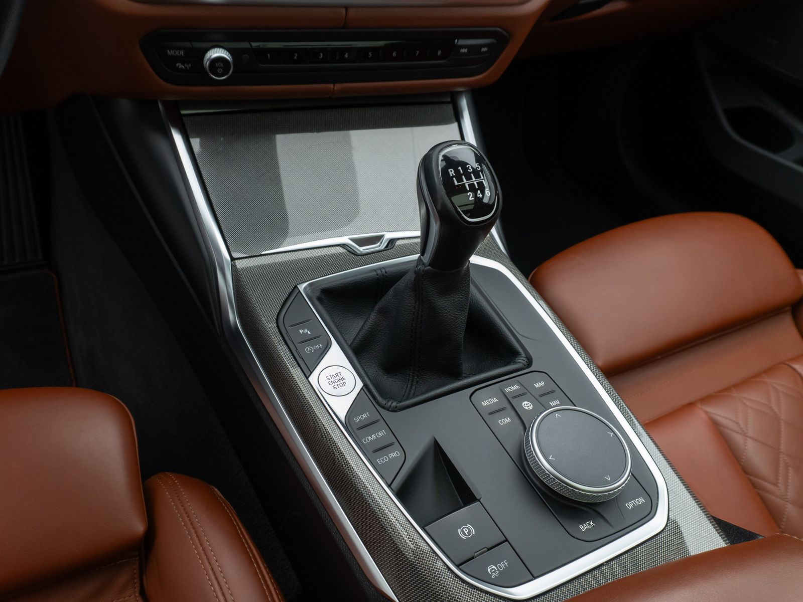 Fahrzeugabbildung BMW 320d Sport Line Panorama Kamera HUD DAB H/K AHK