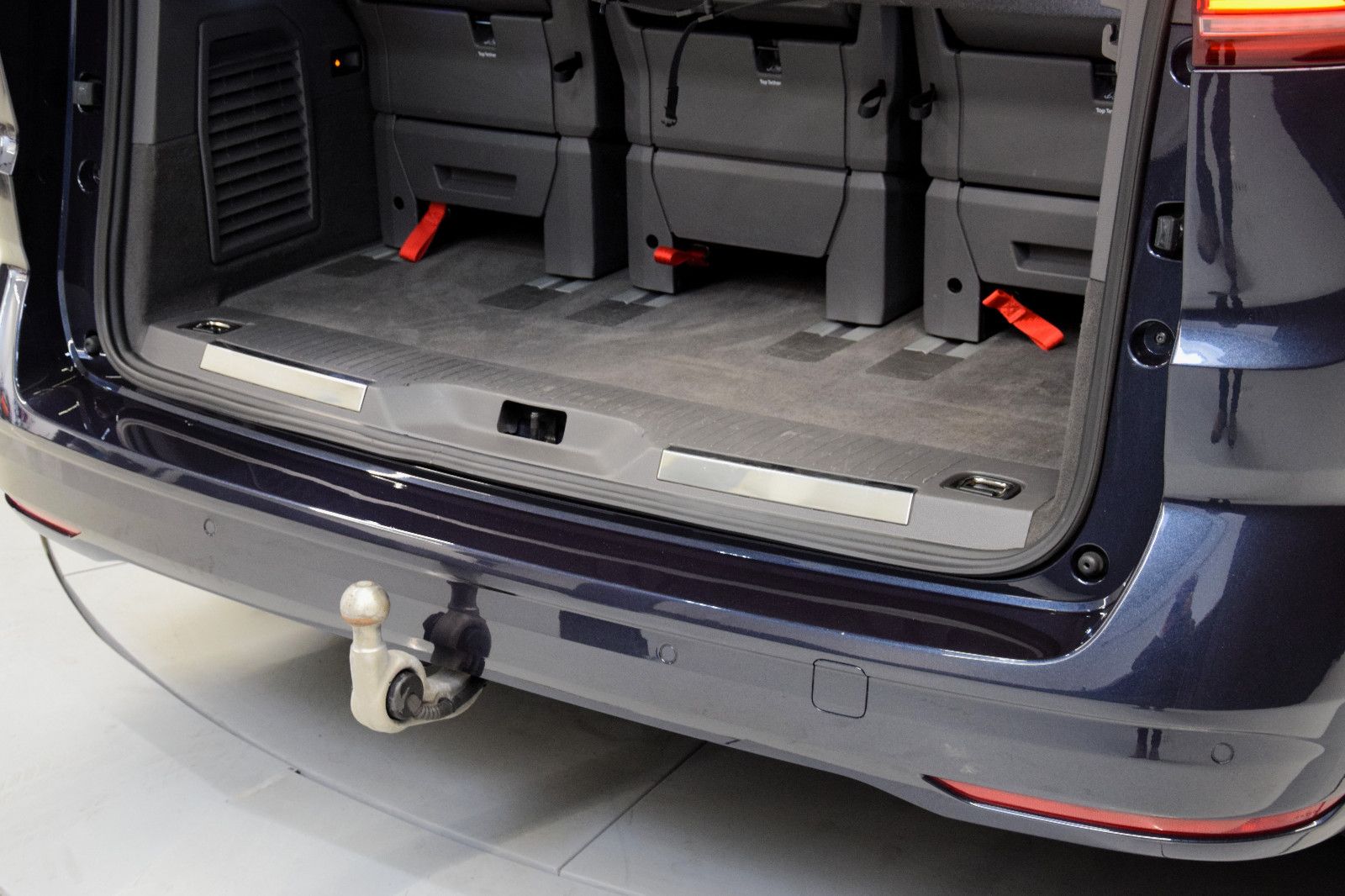 Fahrzeugabbildung Volkswagen T7 Multivan Style DSG Pano AHK 7-Sitze IQ-Light