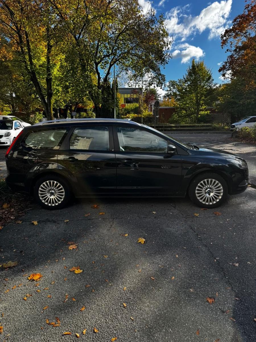 Ford Focus 2010 — rear view