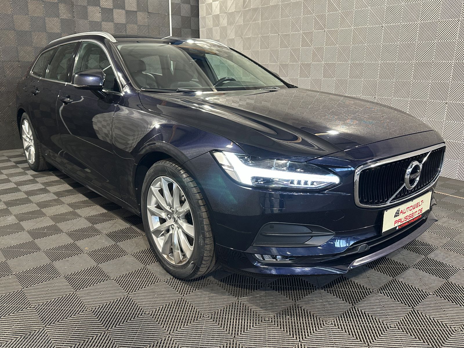 Gebrauchtwagen Volvo V90 V90 Kombi AWD*MOMENTUM*LED-R.KAM-ST.H-MEMO-LEDER in Horb am Neckar