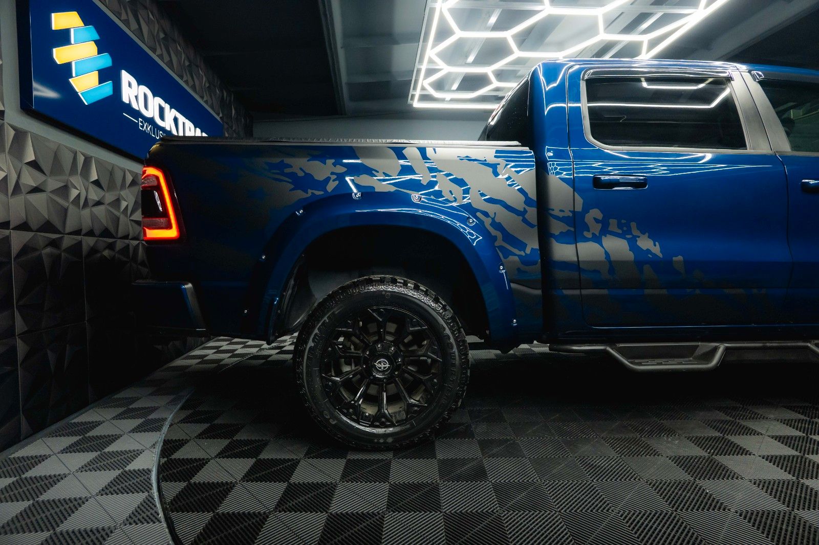 Fahrzeugabbildung Dodge RAM 5.7 V8 HEMI 4x4 OFFROAD Night Limited 19%