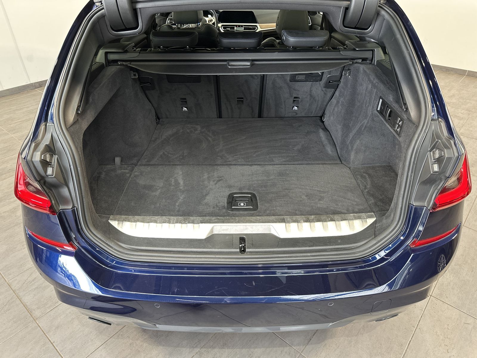 Fahrzeugabbildung BMW 330e Touring M-Sport NAV+LASER+PANO+H&K+360°+ACC
