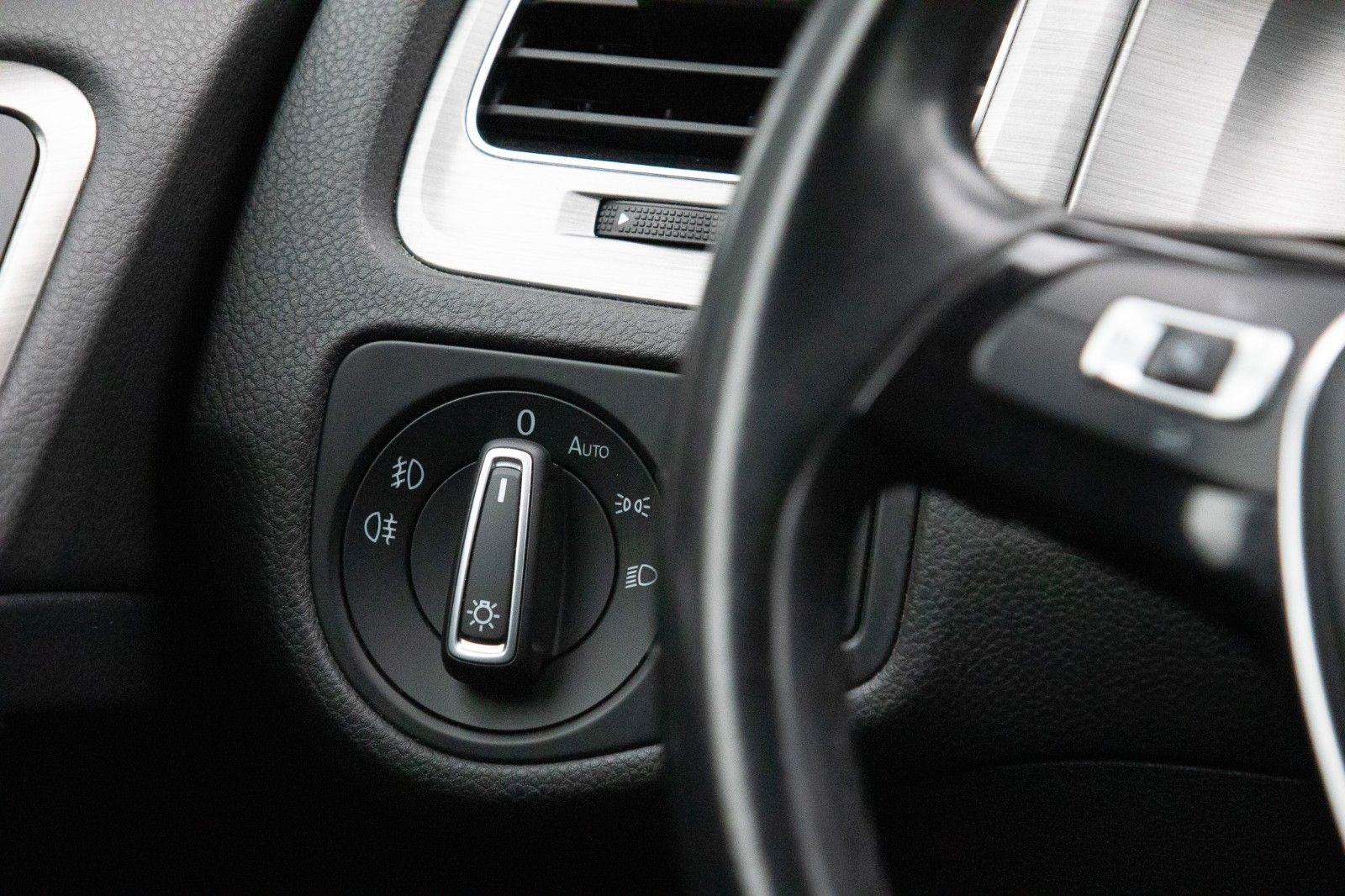 Fahrzeugabbildung Volkswagen Golf VII Lim. 1.2 TSI BMT Comfortline Navi Sitzh