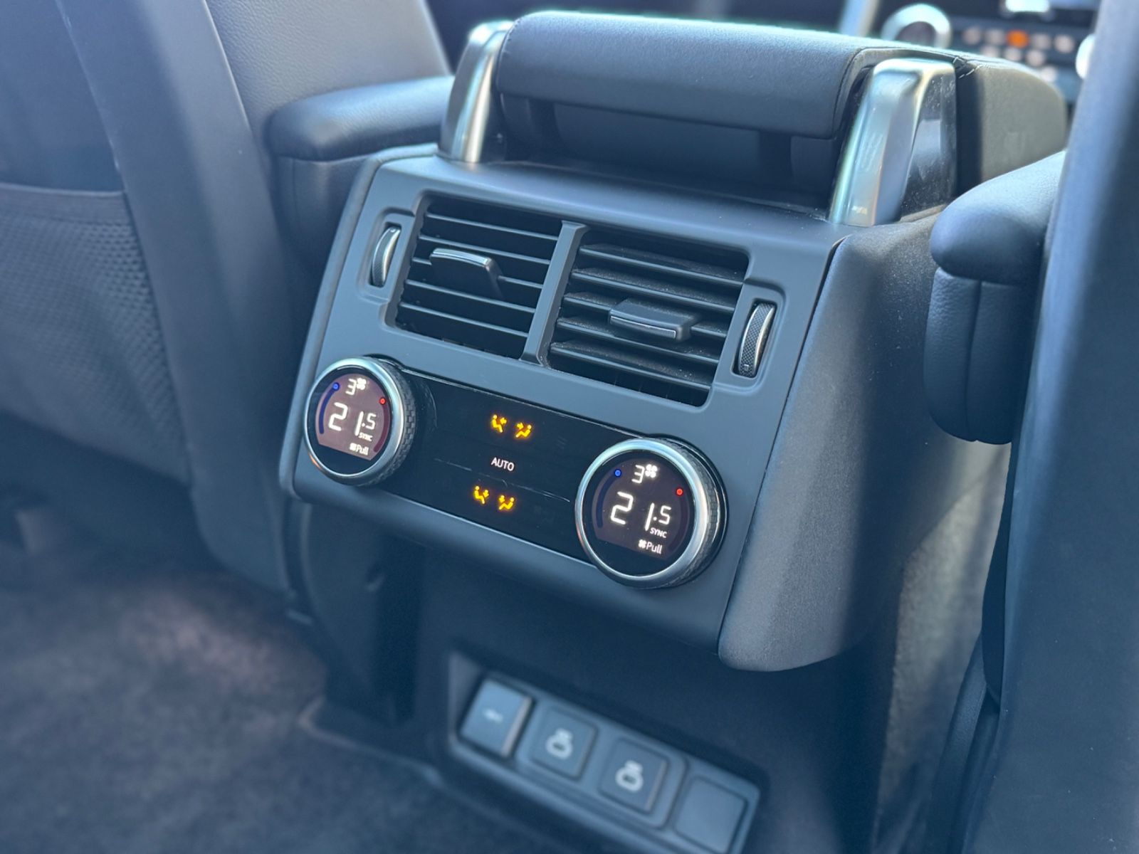 Fahrzeugabbildung Land Rover Discovery  R-Dynamic AWD/7-SITZER/360'°Cam/AHK