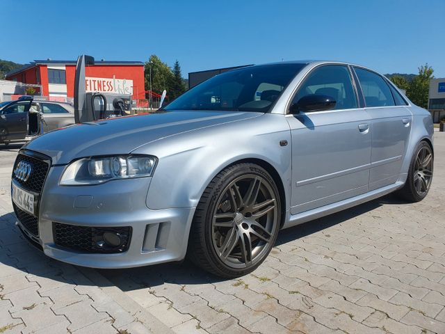 Audi RS4 4.2 quattro -