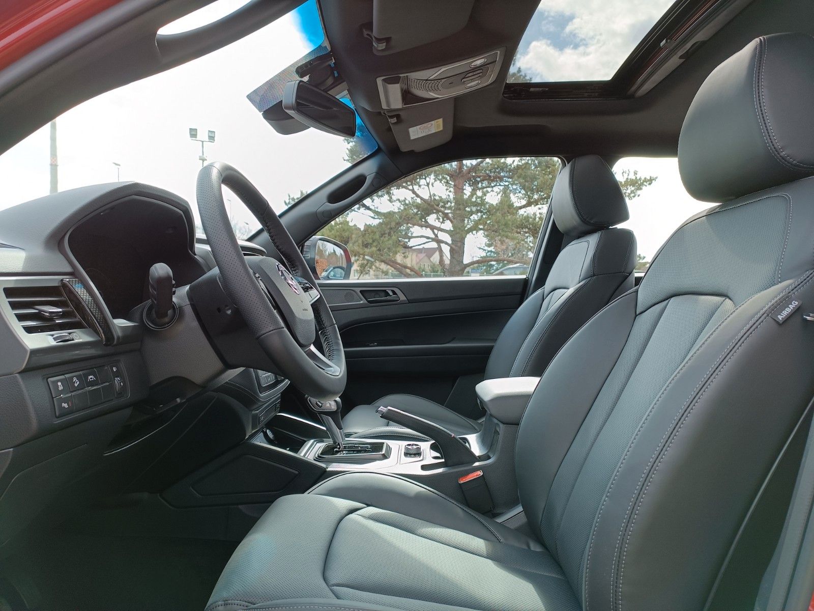 Fahrzeugabbildung Ssangyong Musso Grand 2.2d AT 4x4 BLACK LEDER+XENON+SD+AHK