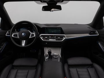 Fahrzeugabbildung BMW 330e M Sport Panorama Kamera HUD DAB HiFi Komfor
