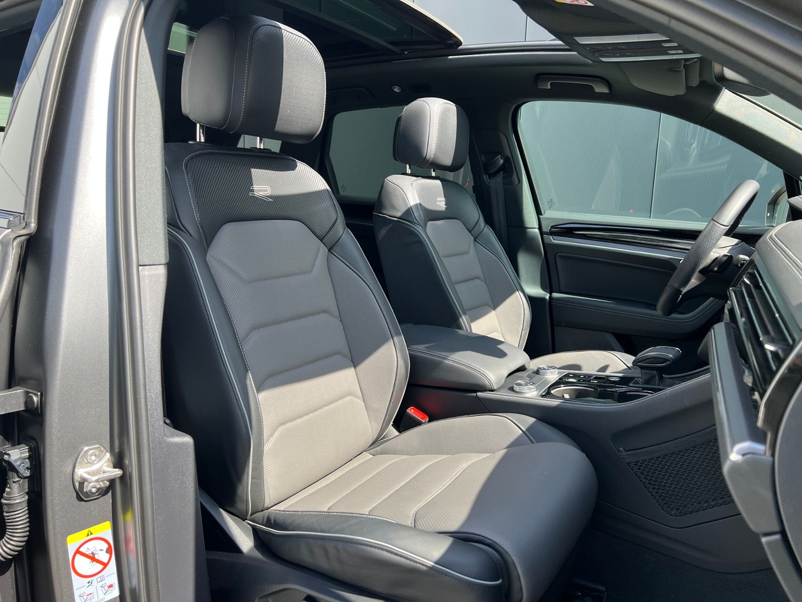 Fahrzeugabbildung Volkswagen Touareg R-Line 3.0 TDI 4MOTION *AHK, Luft, Pano,