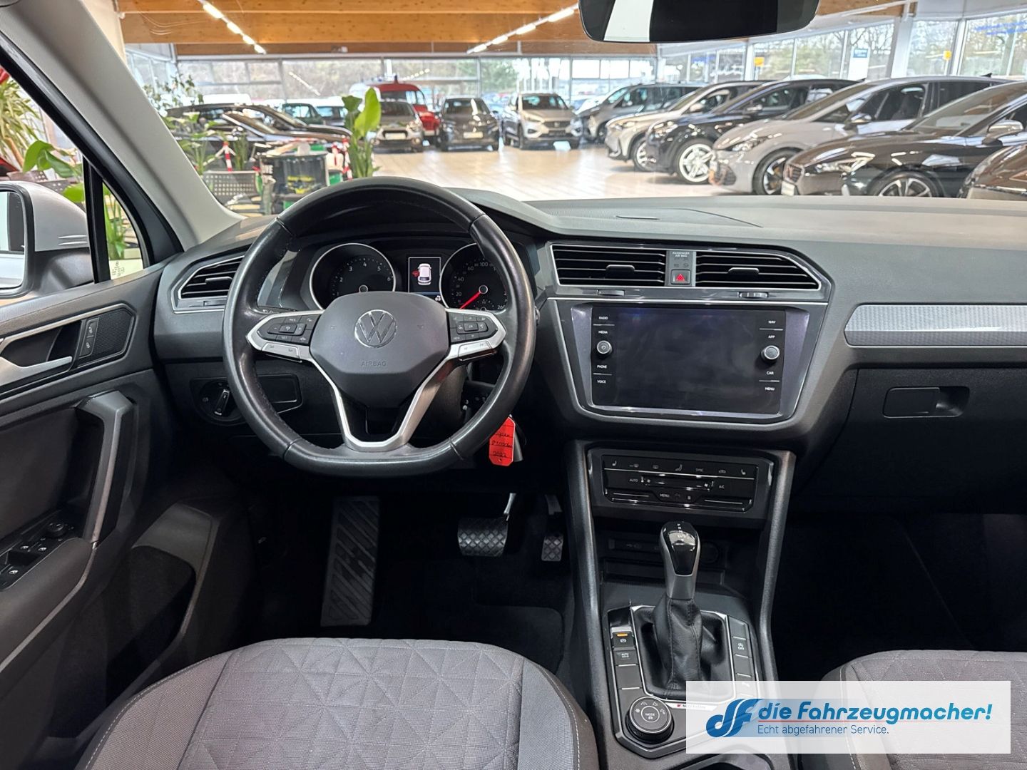 Fahrzeugabbildung Volkswagen Tiguan Life 4Motion StandHZG AHK-klappbar Navi L