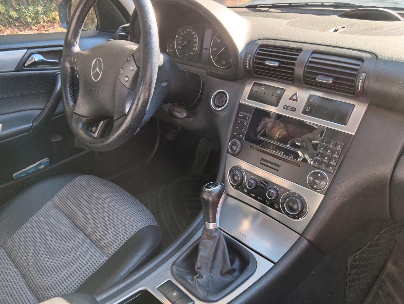 Mercedes-Benz C200 2005 — interior