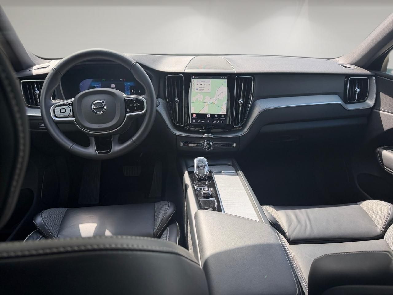 Fahrzeugabbildung Volvo XC60 B5 Benzin AWD Plus Black Edition