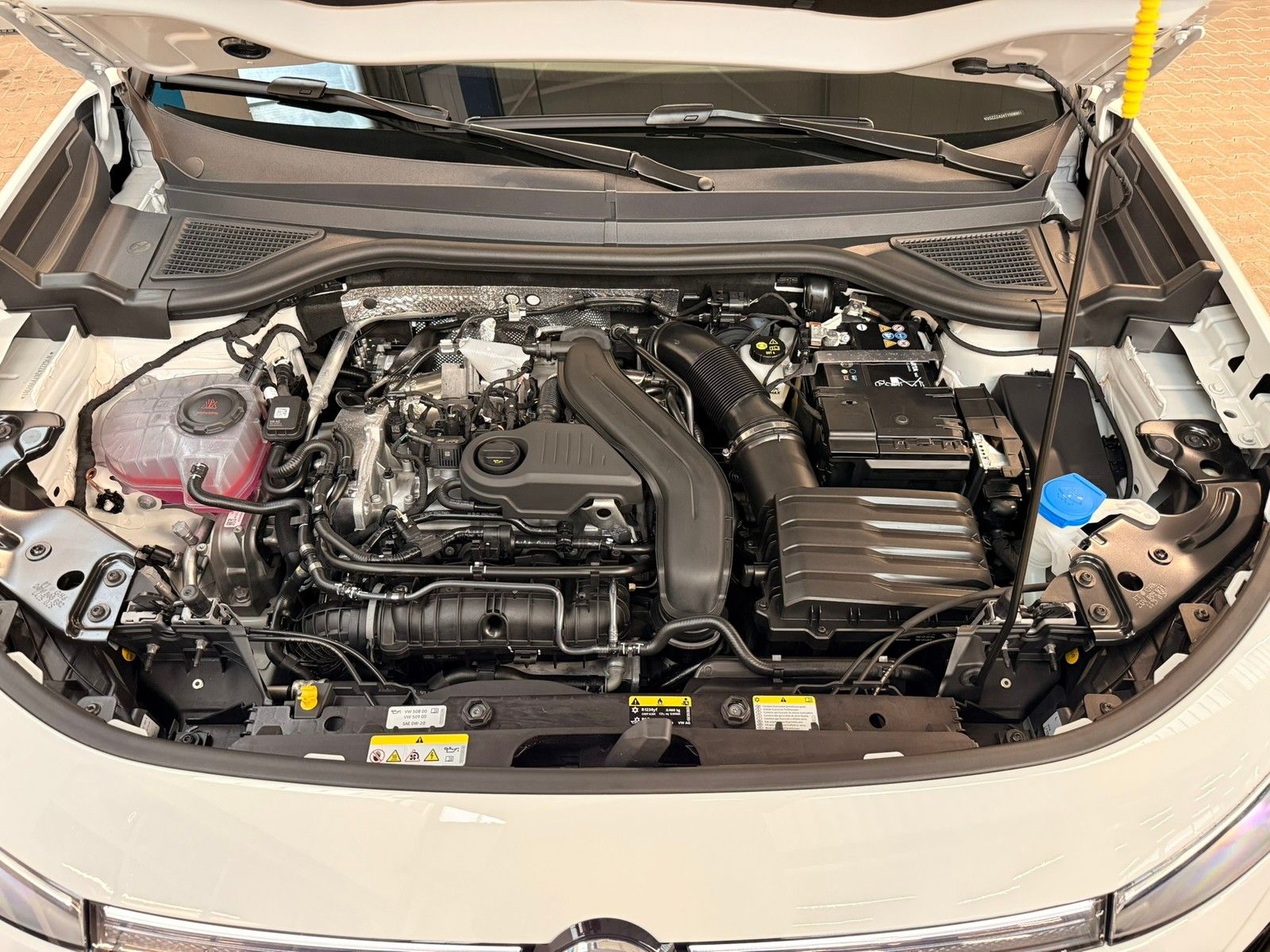 Fahrzeugabbildung Volkswagen T-Roc R-Line 1.5 eTSI DSG +Black-Style + Keyless