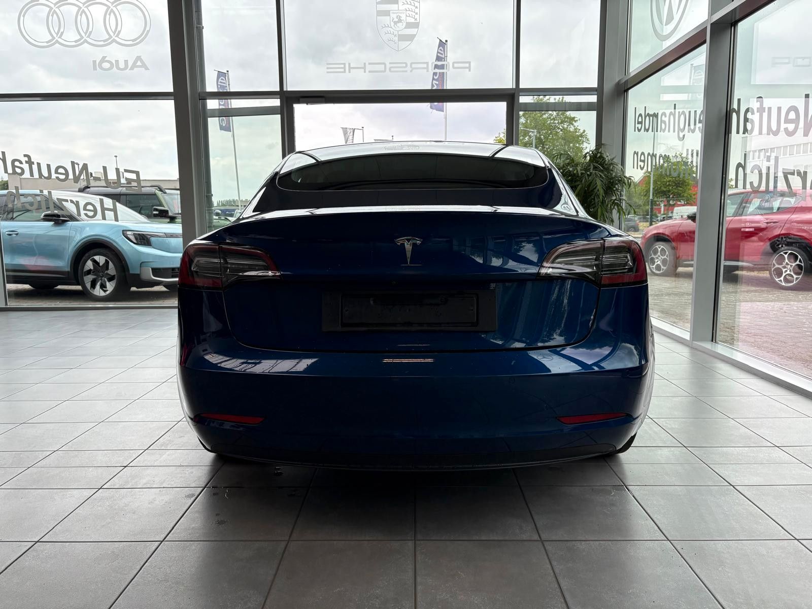 Fahrzeugabbildung Tesla Model 3 Standard Range Plus RWD