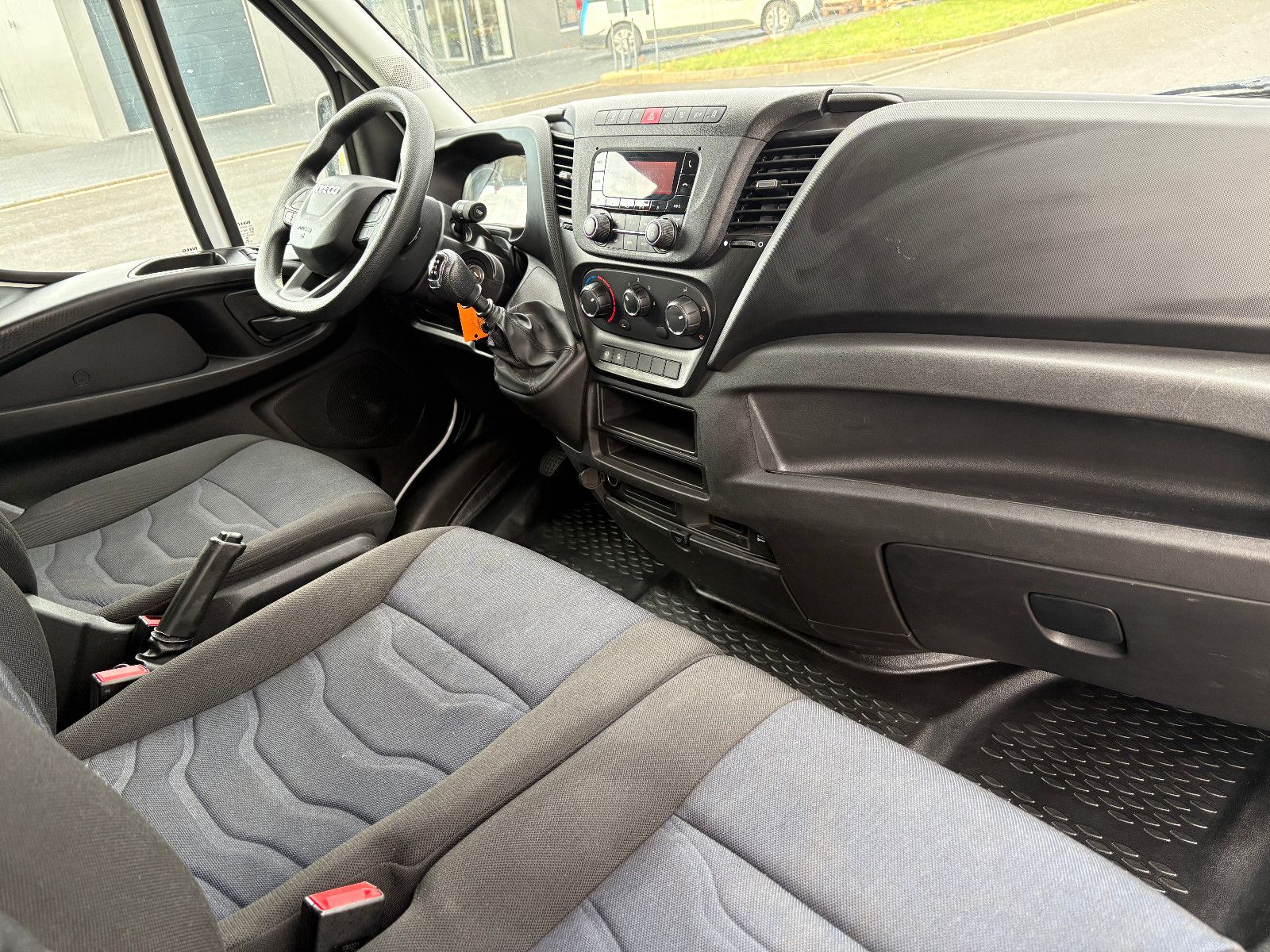 Fahrzeugabbildung Iveco Daily Kasten HKa 35 S ... V Radstand 3520 L/3-SI