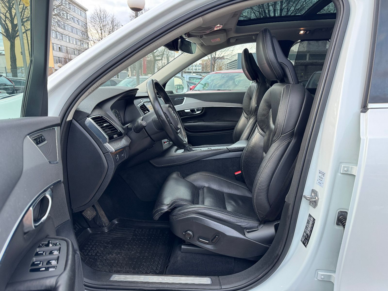 Fahrzeugabbildung Volvo XC90 INSCRIPTION AWD PANO HUD SITZKLIMA MEMORY