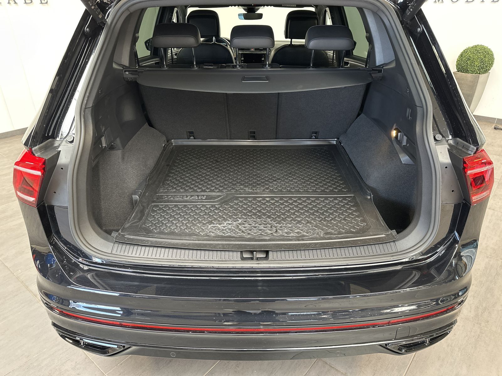 Fahrzeugabbildung Volkswagen Tiguan Allspace 2.0 TSI R-Line 4M NAV+MATRIX+ACC