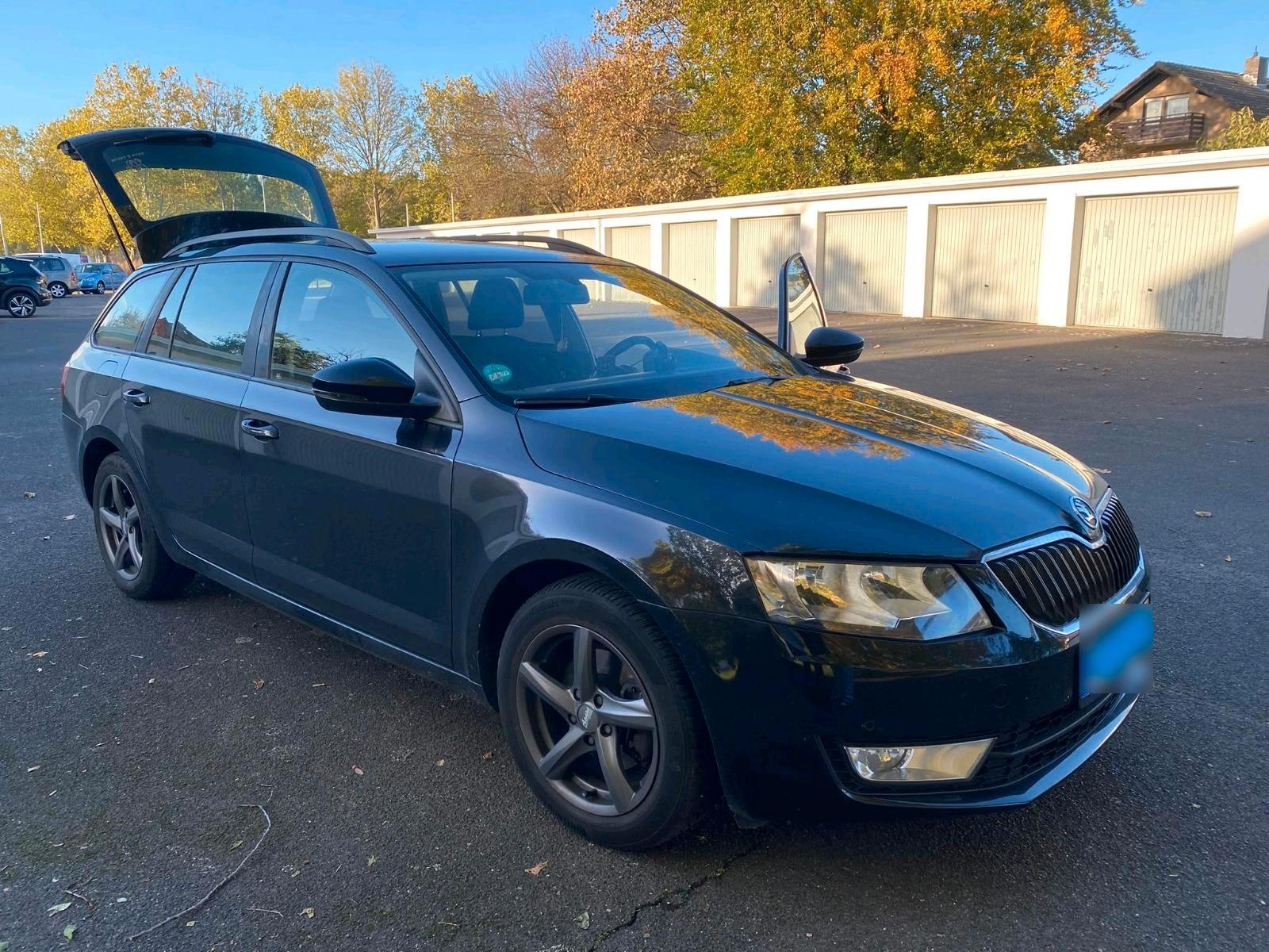 Skoda Octavia 2013 — rear view