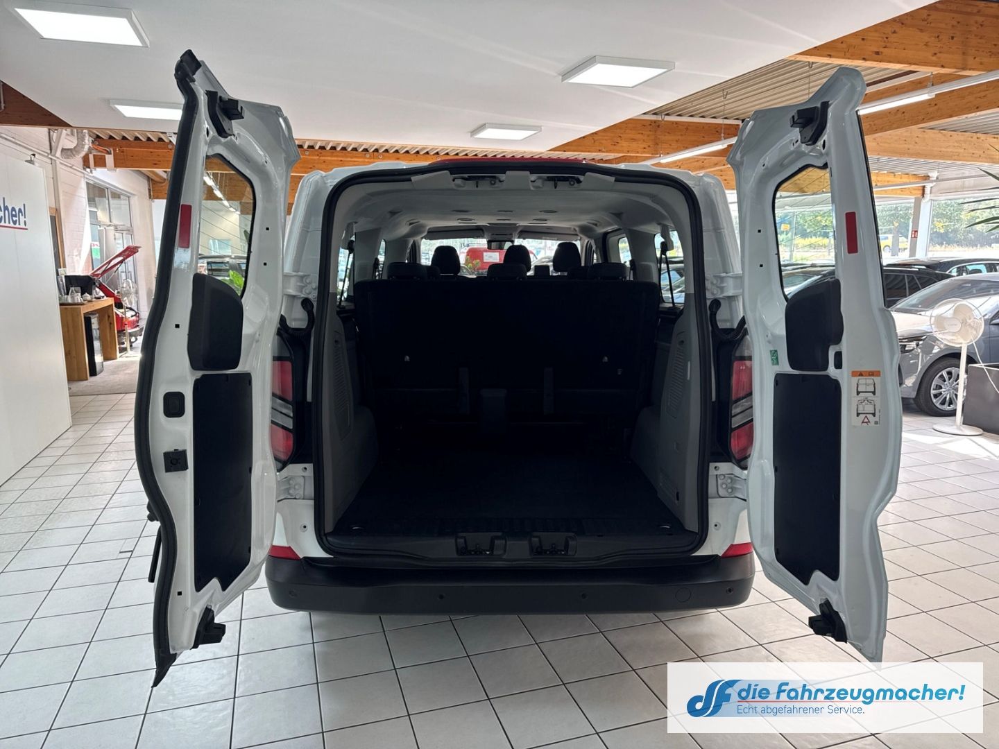 Fahrzeugabbildung Ford Transit Custom Kombi 320 L2 FWD Trend Navi LED K